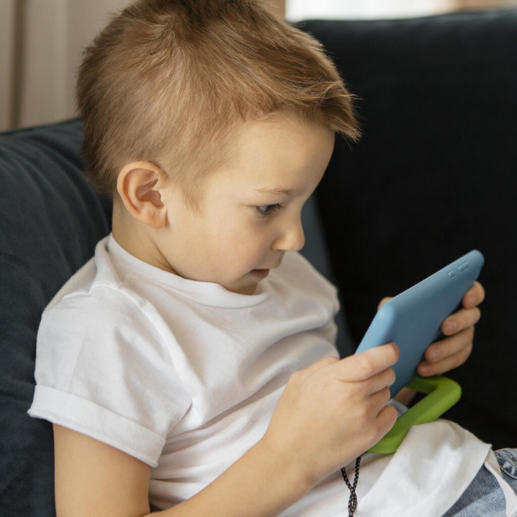 https://www.freepik.com/free-photo/little-boy-playing-video-games-phone_11148467.htm#query=anak%20main%20smartphone&position=42&from_view=search&track=ais&uuid=2d711ebf-1c5c-4489-9688-4367af25f3a3